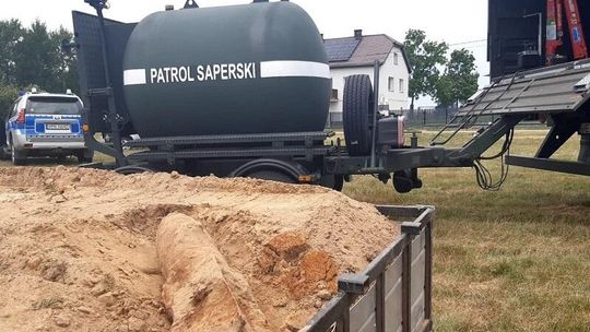 16 OSÓB EWAKUOWANYCH - POLICJANCI ZABEZPIECZALI BOMBĘ