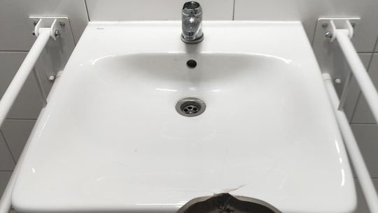 Bezmyślnie demolują poczekalnię