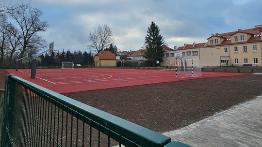 Budowa boiska wielofunkcyjnego Zespołu Szkół im. Bolesława Prusa dobiegła końca
