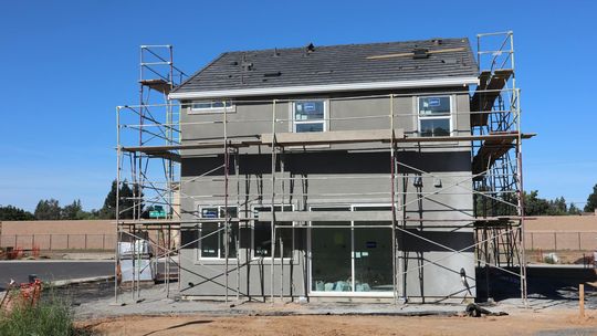 Budowa domu pod klucz w Mazowieckiem – przewodnik krok po kroku