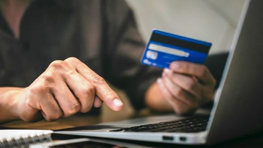 Chcieli w Internecie kupić telefon – zostali oszukani