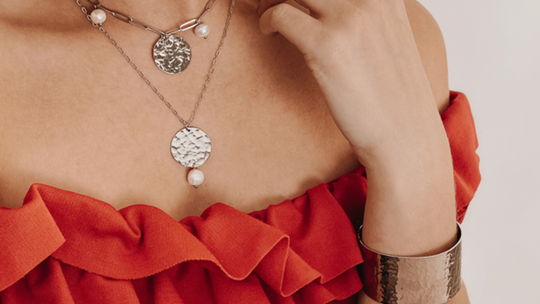 Choker – powrót trendu, który podbija stylizacje? Zobacz kolekcję Manoki