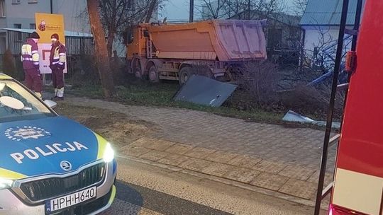 Ciężarówka wypadła z drogi