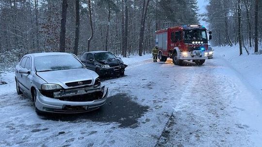 Czołowe zderzenie dwóch osobówek