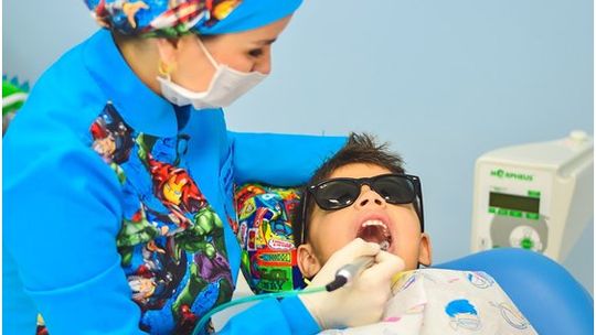 Dentysta dziecięcy na Żoliborzu – jakie zabiegi są dostępne dla najmłodszych pacjentów?