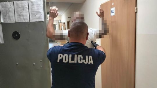 Dozór za sprzedaż narkotyków na oczach policjantów