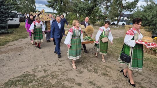 Dożynki w gminie Zatory. Przemarsz z wieńcami dożynkowymi z kościoła na plac gminny w Pniewie - film