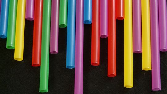 Dystrybucja surowców chemicznych – dlaczego jest taka ważna?
