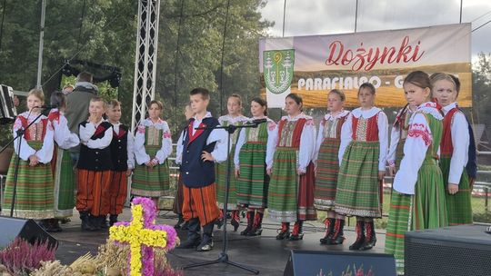 Dzieci z zespołu Puszcza Biała na dożynkach w Pniewie - film