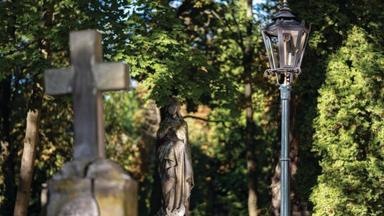 Dzięki wsparciu Fundacji PGE na Starych Powązkach zainstalowano repliki XIX-wiecznych latarni