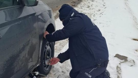 Dzielnicowi pomogli kobiecie