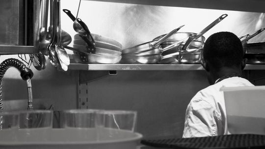 Energooszczędne urządzenia gastronomiczne – jak obniżyć koszty pracy profesjonalnej kuchni?