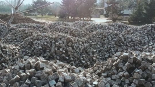 Granitowa kostka z ul. Traugutta nawierzchnią ulic staromiejskich
