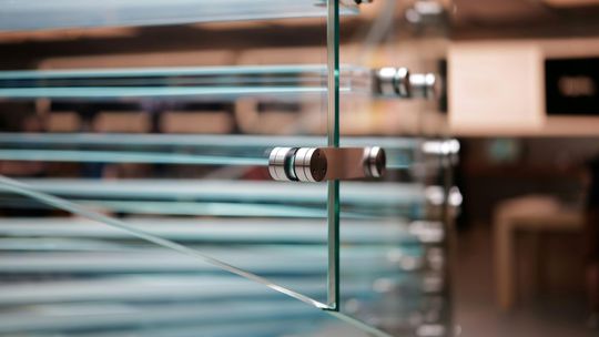 Hartowane panele szklane na wymiar - jak zamówić w Warszawie