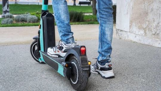 Hulajnoga elektryczna: wygoda czy bomba na dwóch kółkach?