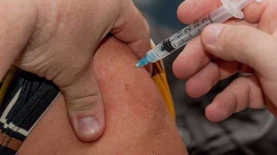 Immunolog: Potrzebne będą kolejne szczepionki, bo SARS-CoV-2 już nas nie opuści