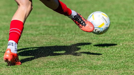 Jak gra kombinacyjna wpływa na skuteczność ataku w futbolu?