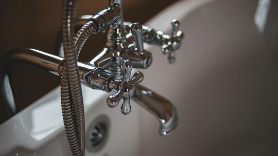 Jak znaleźć hydraulika w Warszawie i co sprawdzić przed wezwaniem