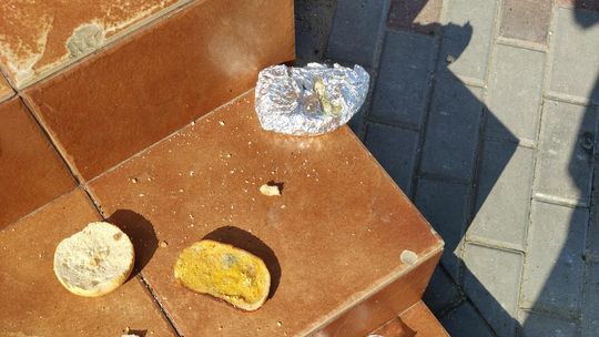 KANAPECZKI NA SCHODKACH SKLEPU?