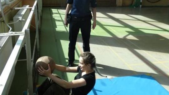 KANDYDACI DO POLICJI ĆWICZYLI POD OKIEM FUNKCJONARIUSZEK