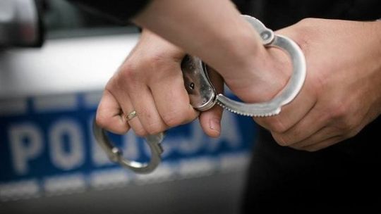 Kierował groźby karalne do matki i znieważył policjantkę