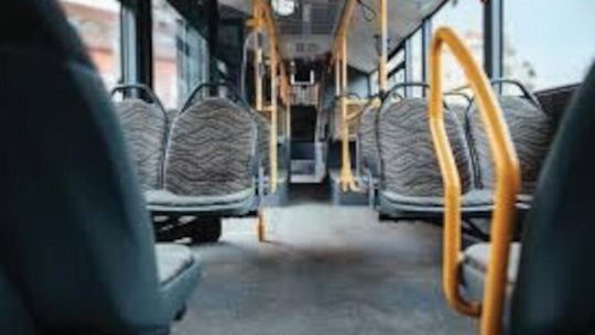 Kierowca autobusu groził bronią?