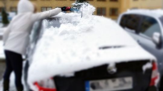 Kierowco! Odśnieżanie auta to Twój obowiązek