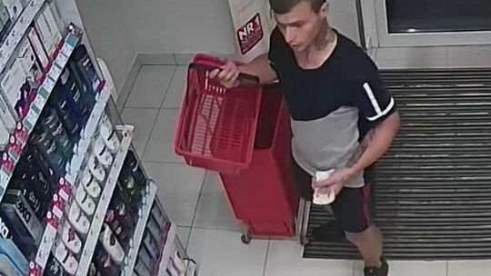 Kolejni poszukiwani sprawcy kradzieży w drogerii