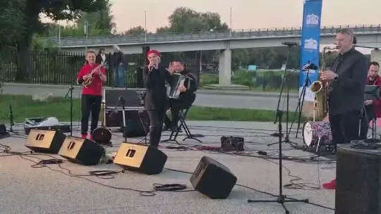 Koncert Aleganckiej Kapeli na przystani miejskiej
