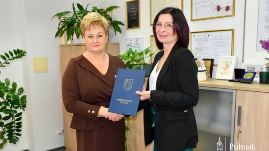 Burmistrz Beata Jóźwiak i drugi zastępca burmistrza Anna Ignatowicz w dniu powołania na to stanowisko. Zdjęcie ze strony pultusk.pl
