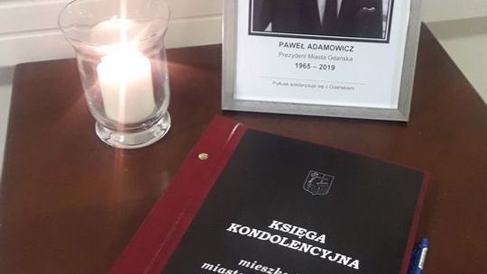 Księga kondolencyjna wyłożona w ratuszu