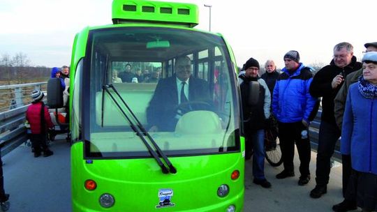 Kto ma przywilej jeżdżenia przez kładkę?!
