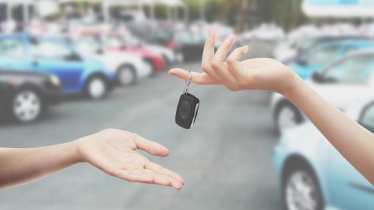 Kupiłeś pierwsze auto? Zobacz, ile kosztuje OC samochodu