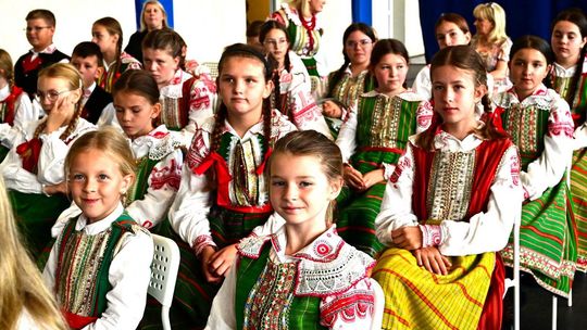 Kurpiowska tradycja na scenie PSP nr 4. Pierwszy Festiwal Zespołów Ludowych w Pułtusku