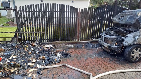 LEGIONOWO. Pożar samochodu i ogrodzenia
