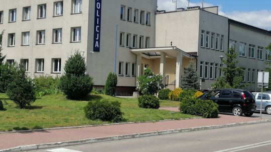 LEGIONOWO. Staranowała Porsche i skończyła na latarni