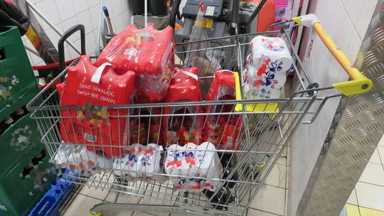 Łupy z kradzieży wieźli w wózku sklepowym