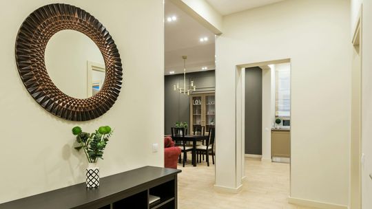 Lustra: poradnik wyboru i montażu luster na wymiar w Warszawie