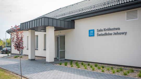 MAJĄ SWOJĄ SALĘ KRÓLESTWA