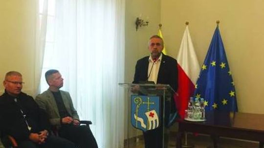MIESZKAŃCY PROTESTUJĄ, BURMISTRZ ODPOWIADA