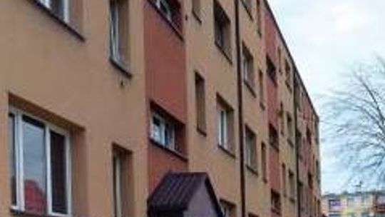 Młody mężczyzna wypadł z czwartego piętra bloku