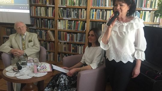 MOJE WIERSZE SĄ GORĄCE, AŻ PARZĄ W RĘCE