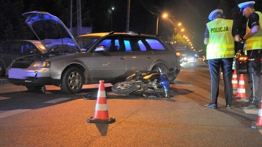 Motorowerzysta pod kołami Audi