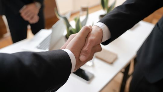 Na czym polega pożyczka pod zastaw działki i kto może ją otrzymać?