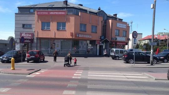 Na parking przez pasy i ścieżkę rowerową!