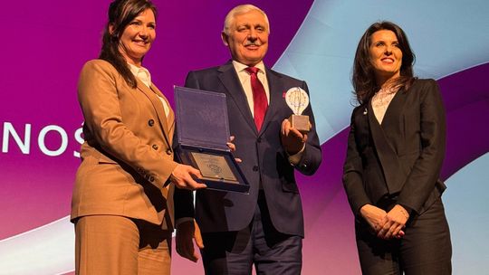 Wójt Adam Misiewicz odbiera nagrodę