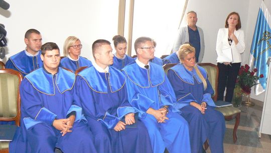 Najpierw nerwowo, potem uroczyście