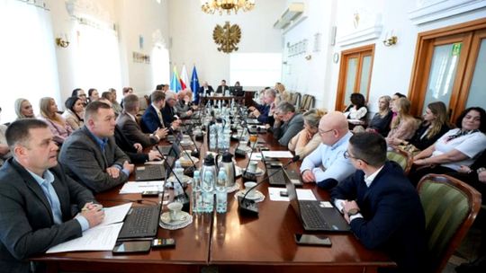 Liczni pracownicy TRÓJKI przybyli na sesję Rady Miejskiej, by okazać solidarność z dyrektor Izabelą Trzcińską. Zdjęcie dzięki uprzejmości PULTUSK NEWS