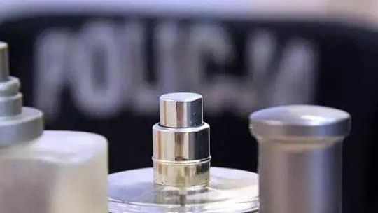 Nastolatkowie ukradli perfumy