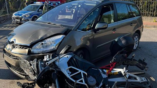 NIEPORĘT. Zderznie osobówki z motocyklem w Stanisławowie Pierwszym